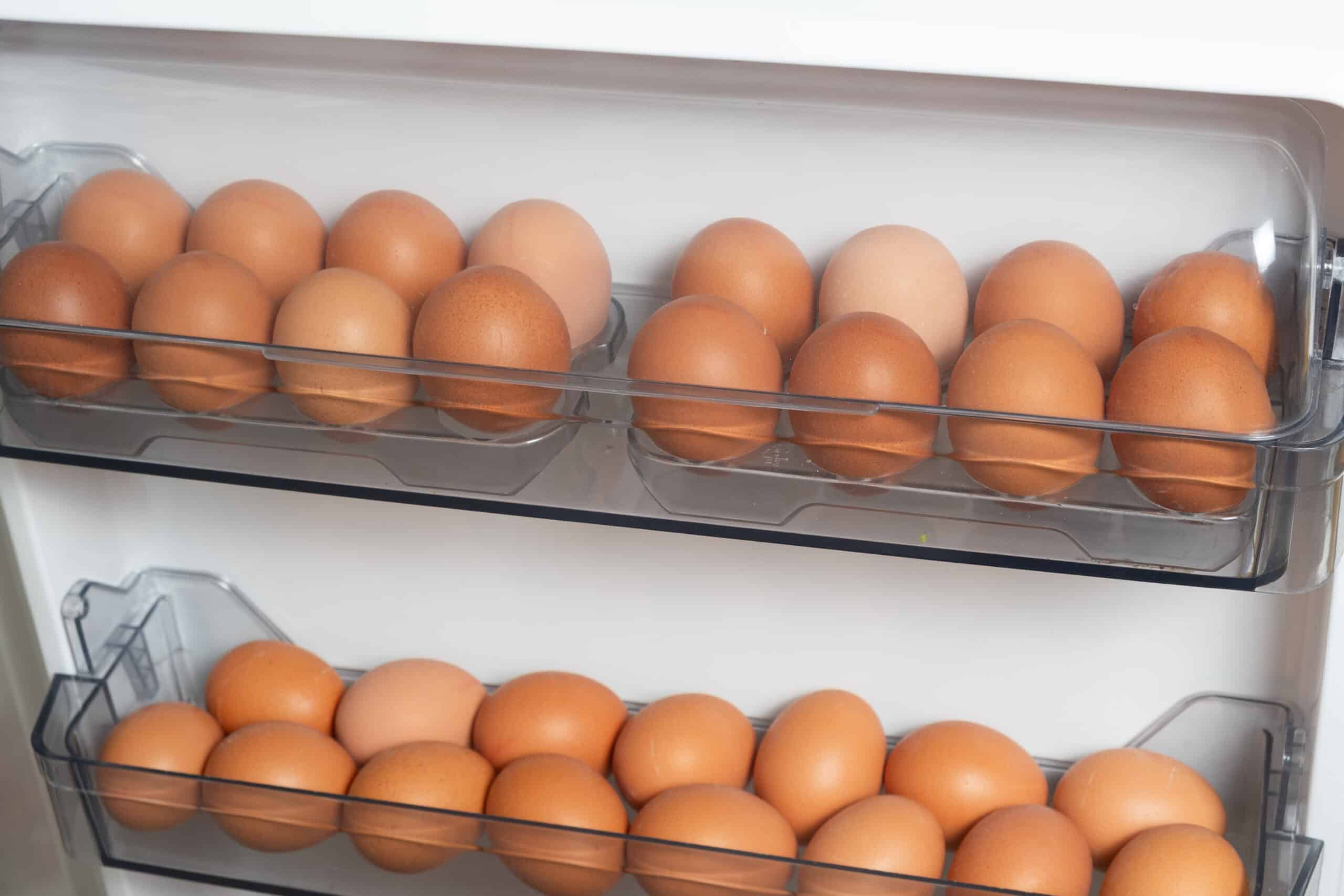 jajka w drzwiach lodówki