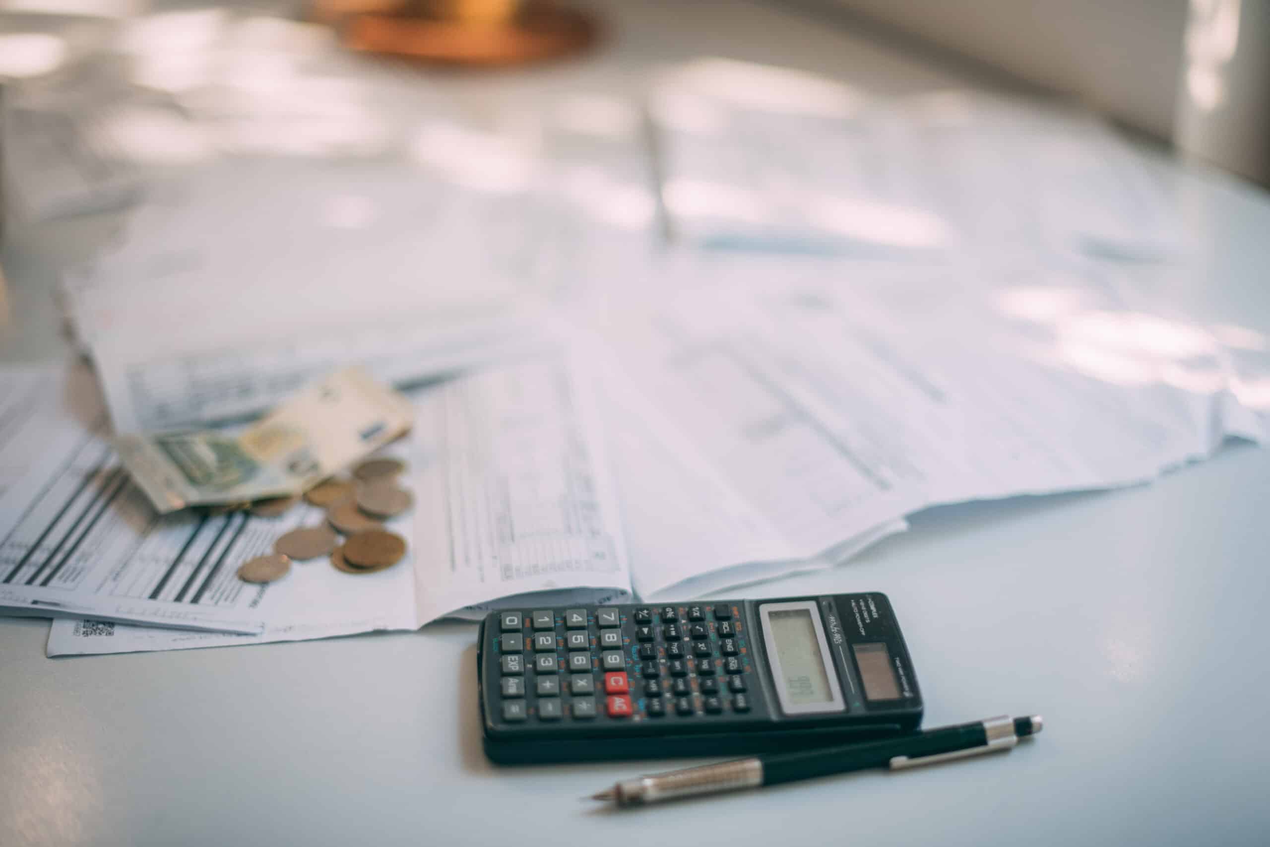 Porównanie zużycia energii elektrycznej przez tradycyjny piekarnik i frytkownicę na gorące powietrze